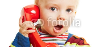 Kind_beim_Telefonieren_mit_roten_Telefon.jpg