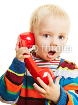 Kind_beim_Telefonieren_mit_roten_Telefon.jpg